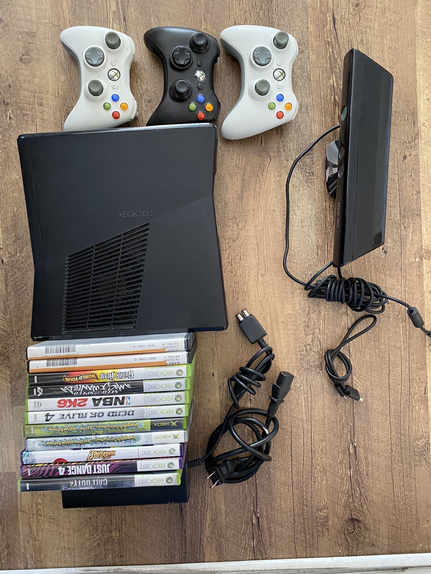 XBOX 360 + KINEKT + 12 Games