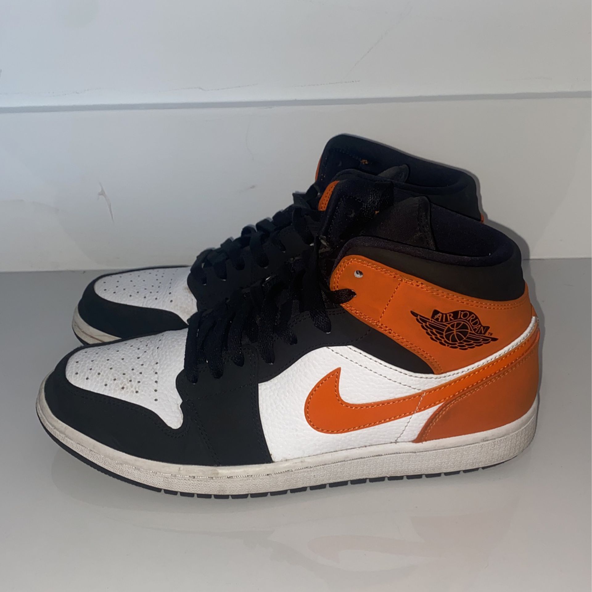 Used Men’s Air Jordan 1 Mid Retro Basketball Shoes (Size 10.5)