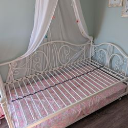 White wrought iron twin day bed with trundle
