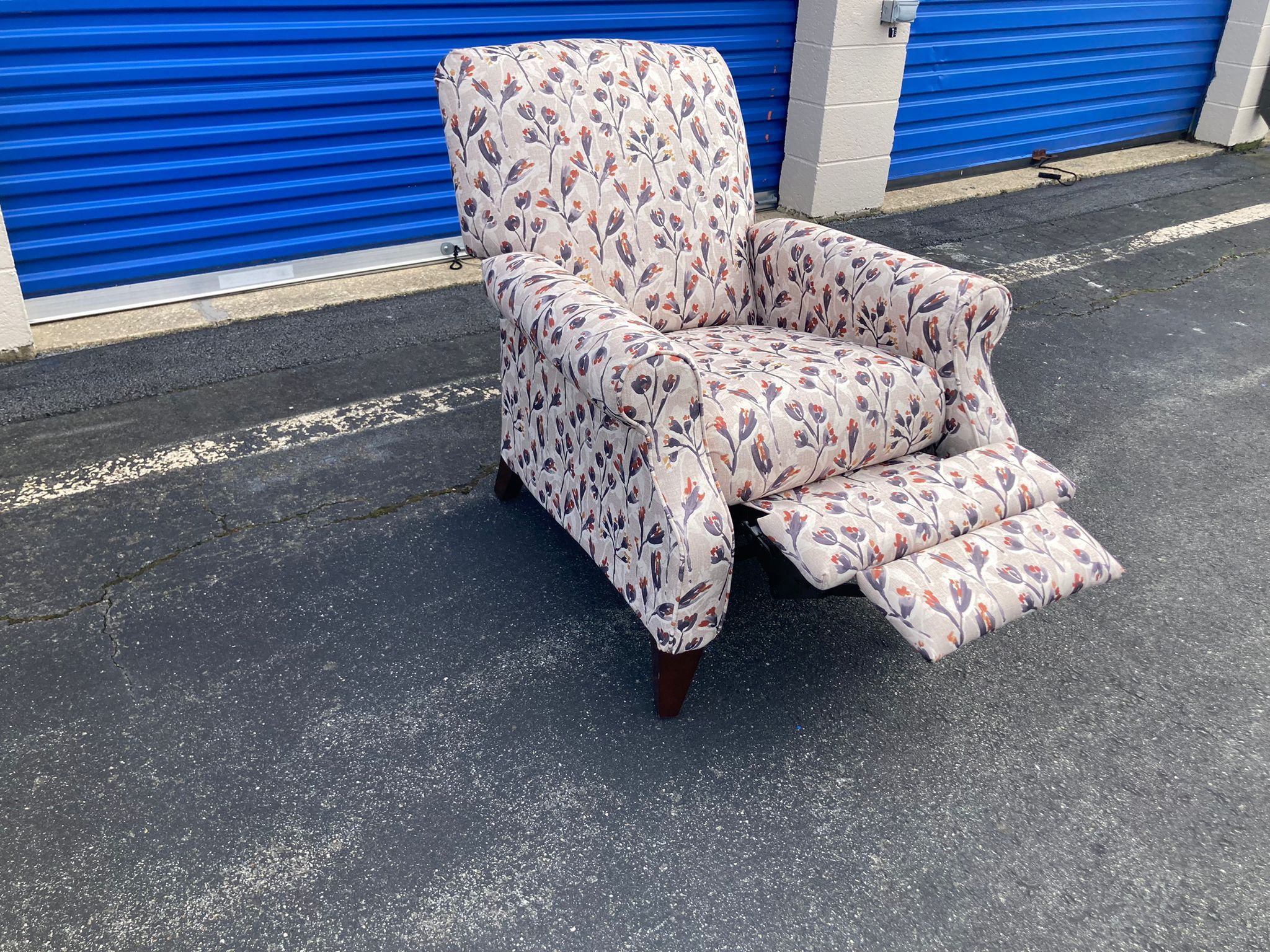PUSH BACK RECLINER CHAIR