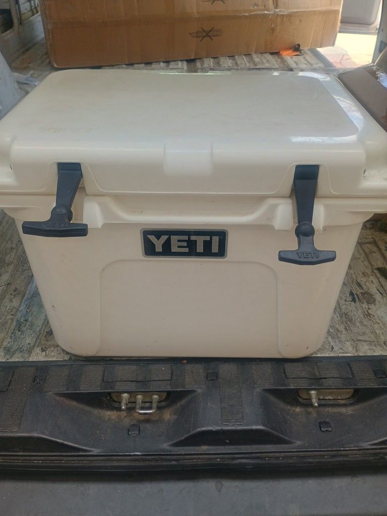YETI ROADIE 20 WHITE COOLER EXCELLENT