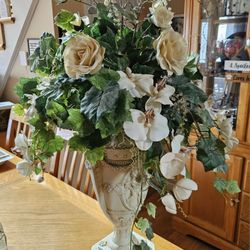 Beautiful Flower Decor W/ Vases 