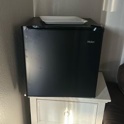 Haire Mini fridge 