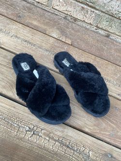 UGG women’s Ayana slippers US 6 black
