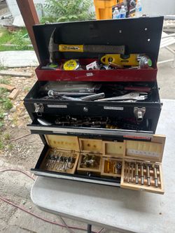 Craftsman Rally tool chest with tools in it