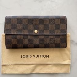 Authentic LOUIS VUITTON Wallet 