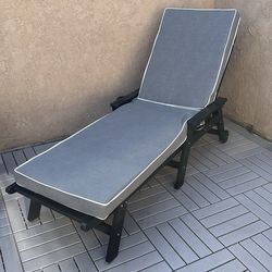 Serwall: 78 in  lounge chair