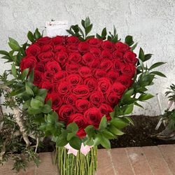 50 Rose Heart Stand