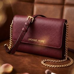 Gorgeous Michael Kors bag. Featuring iconic gold chain and a versatile crossbody design