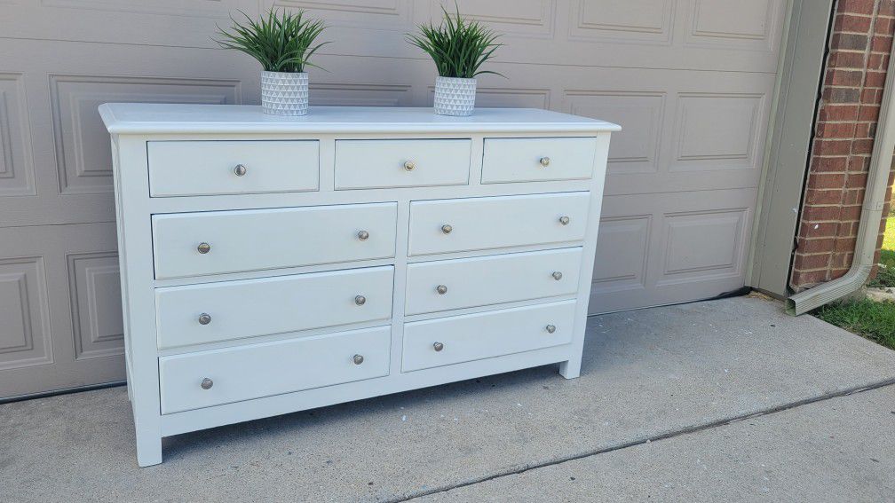 MODERN WHITE 9 DRAWERS DRESSER IN SOLID WOOD / DOVETAIL DRAWERS IN GREAT SHAPE 61X19X37 SILVER KNOBS