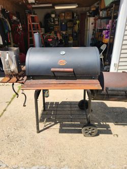 Charbroil charcoal grill with side smoker box