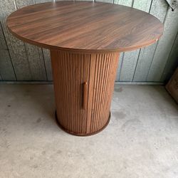 Round Pedistal Dining Table