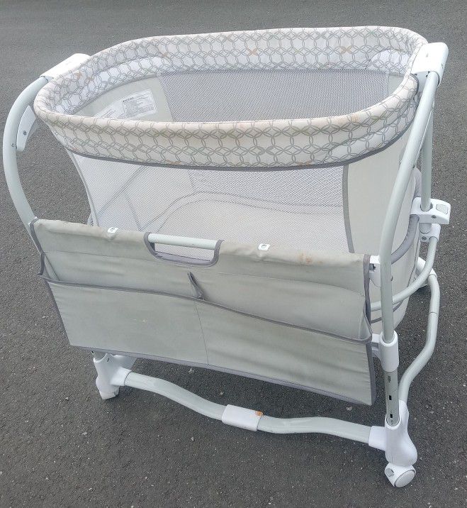 Adjustable Depth Rolling Baby Crib Great Condition Mattress Pack And Use Cleaning From Storage 30 Firm