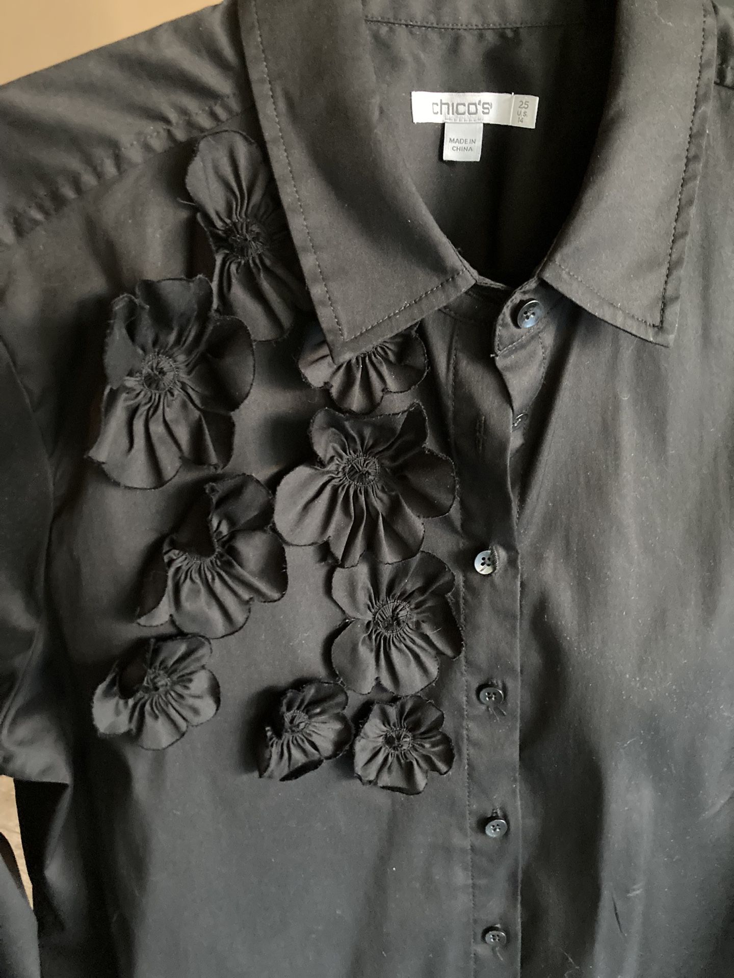 Chico’s Poplin 3D Applique Tunic Color: Black Size: 2.5 (14-L)