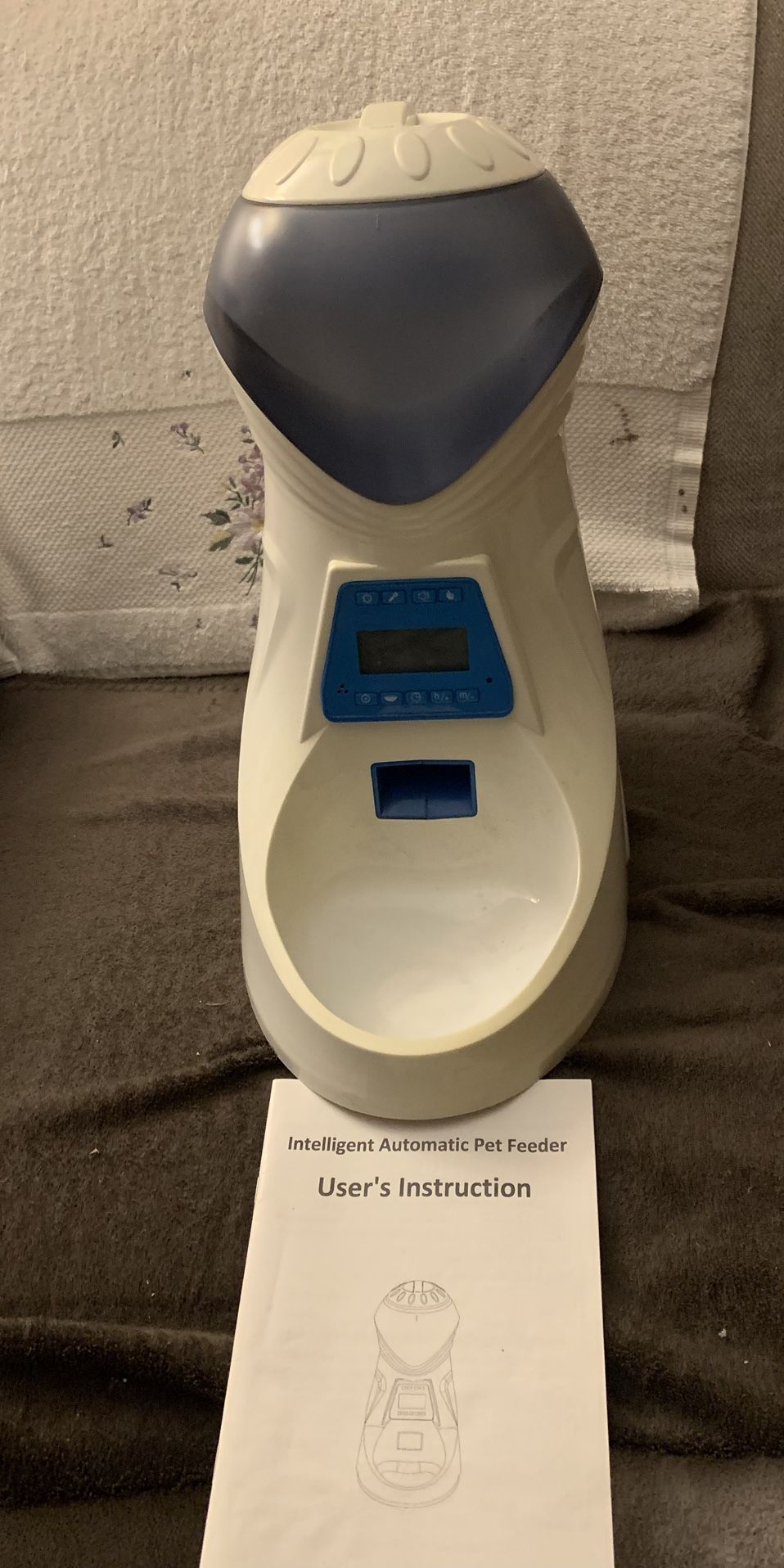 Pet feeder intelligent automatic honey guardian model A25 programmable Built in Voice Recorder Remorable to Cean and Wash the Food Hopper and Speaker: