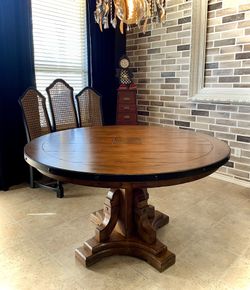 Haverty’s Dining Table