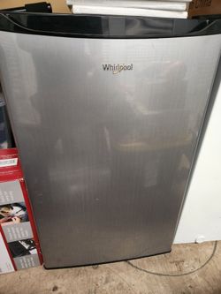 Whirlpool mini fridge with small freezer