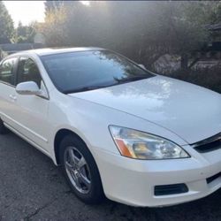 Beautifully taken care of 2007 Honda Accord hybrid  is a mid-size 4door sedan 