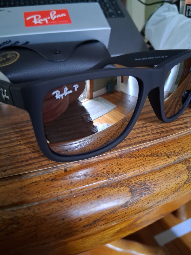 RAY BAN JUSTIN'S BLACK RUBBERIZED FRAME AND POLARIZED SILVER MIRROR LENSES. BRAND NEW.