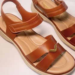 Women's Tan Slingback Sandals with Gold Accent Size 8.5