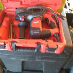 MILWAUKEE ROTARY HAMMER 5/8" WITH 3 BITS 