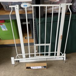 Carlson Pet Products Safety Gate – Pressure Mounted Baby or Dog Gate