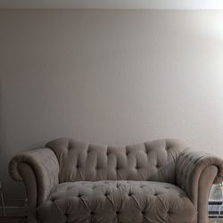 Vintage-Style Tufted Loveseat – Great Condition!