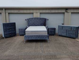 Queen 👑 size bed frame