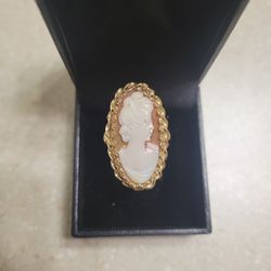 14 K Gold Vintage Cameo Ring.  Weight Is 7.1 Grams 