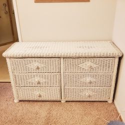 Beautiful White Wicker Dresser..6 Large Drawers Easy Slide In Hardware...Size 54x28..would Go Great In Anyroom...Like NEW!
