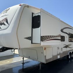 2005 Keystone Raptor 33 Ft. 5th Wheel Toy Hauler W/ Slide Out