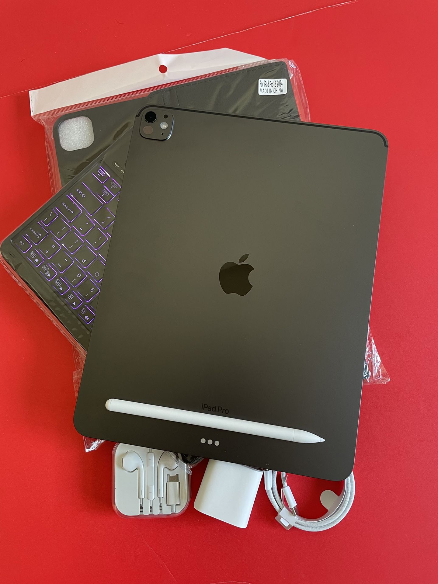 Apple IPad Pro 13β (M4 chip /OLED display/ 2024 Newest ) 256GB with keyboard, pen & Accessories (512GB $1090)