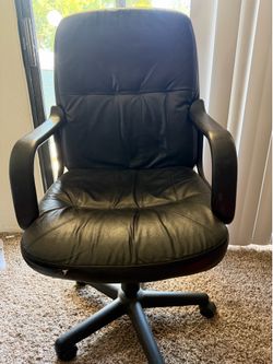 Comfortable Black Leather Executive Office Chair – Great Condition!