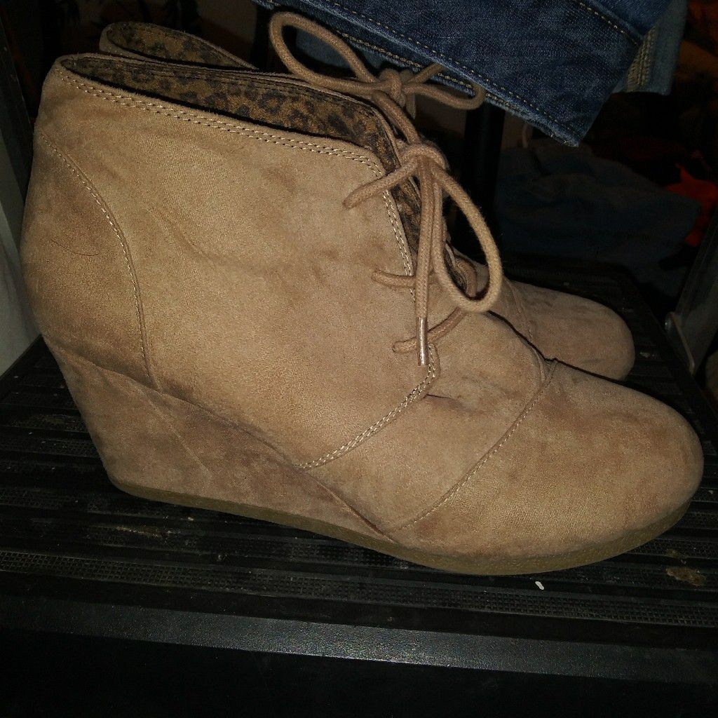 Wedge boot city triangles size 8.5