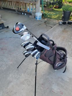 Taylormade Golf Club Set Right Handed W/TaylorMade Flex Tech Lite Stand Bag