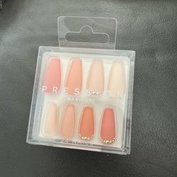 Press on nails