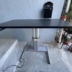Electric standing desk