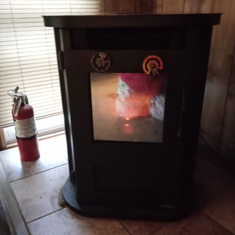 LENNOX Montage 32fs PELLET STOVE 48 for Sale in Bonney Lake, WA - OfferUp