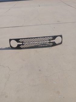 21 to 25 grille and emblem ford Bronco ( oem)