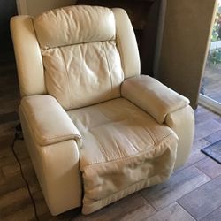 Cream Faux Leather Electric Recliner~38Hx36Wx29D~68 Reclined~Excellent Working Condition~No Rips~Tears~or Discoloration