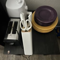 Knifes,plates,toaster,air fryer 