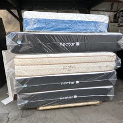 Nectar mattress on sale.    King Size Nectar 4.0 classic  13"  memory Foam Mattress.     