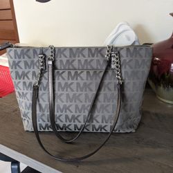 MK PURSE IN GRAY COLOR. ALMOST NEW!
