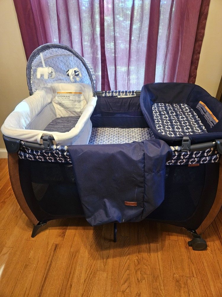 Monbebe Flex Deluxe Playpen / Pack N Play With Full Bassinet, Napper and Changing Table Attachments + Bag