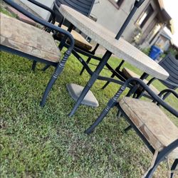 PATIO TABLE 4 CHAIRS BASE AND UMBRELLA AND *4 CUSHIONS INCLUDED (D45x45"H27") 