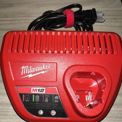 M12 LITHIUM-ION BATTERY CHARGER