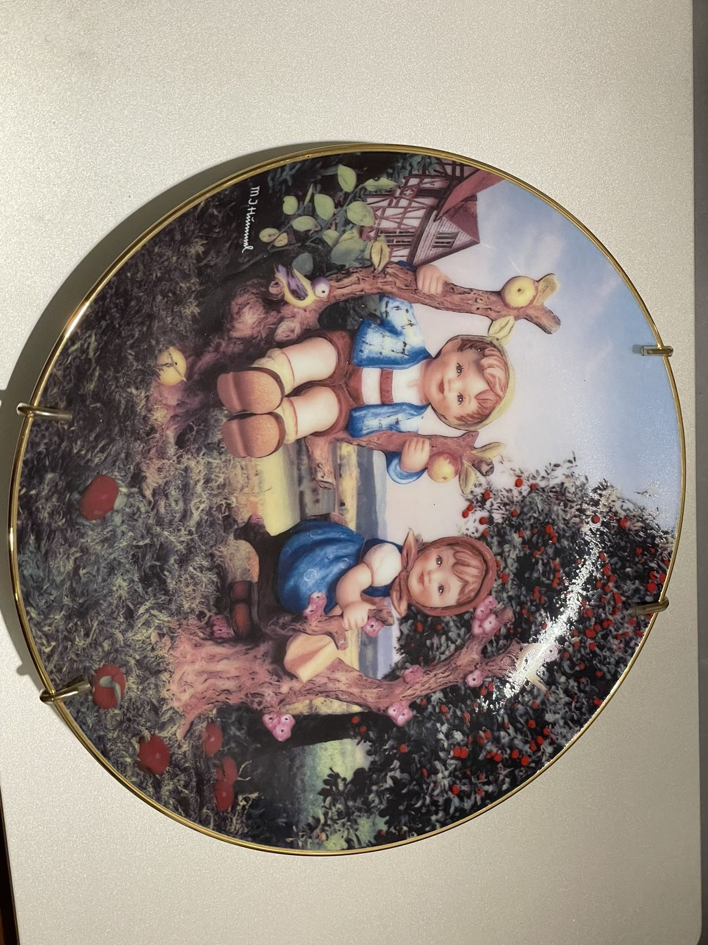 M J Hummel Plate No. TT7141 Apple Tree Boy And Girl Danbury Mint Limited Edition