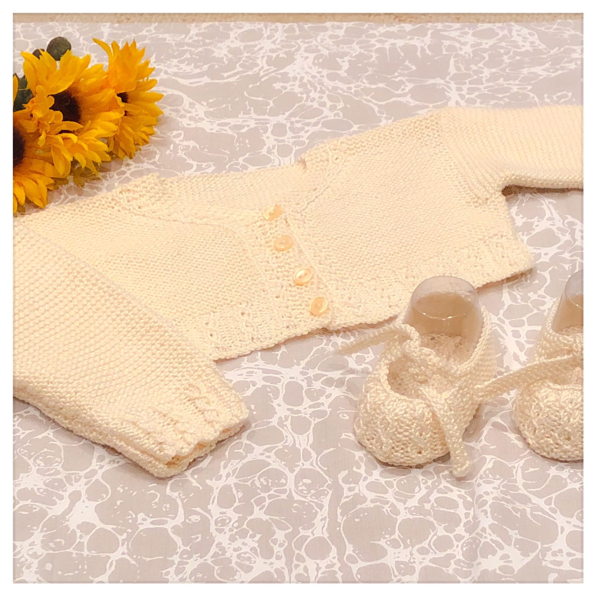 Hand knit baby cardigan and booties set / handmade newborn cardigan / rebeca y patucos bebé tejidos a mano / 0-3 months / beige baby set