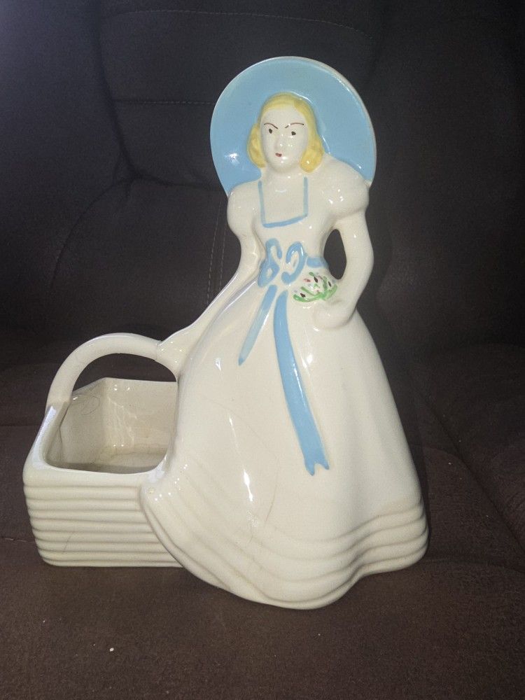 Hull 1940's Blue Bonnet Girl Holding Basket Planter Pottery USA #954
