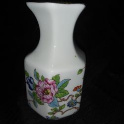 Aynsley English Bone China Pembroke Flowers Bird Gold Trim Bud Vase

Great Condition!

**Bundle and save with combined shipping**

